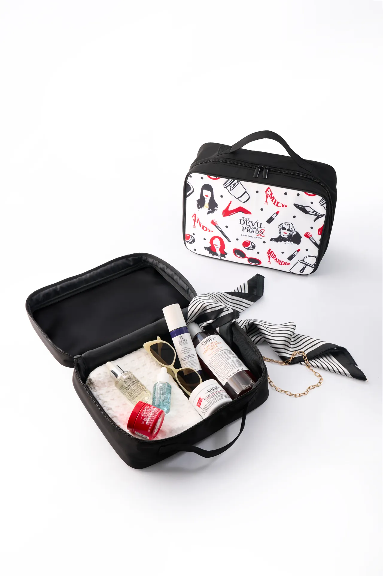 契爾氏與《穿著PRADA的惡魔2》合作旅行包。品牌提供