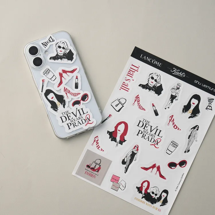 萊雅專櫃三大品牌與《穿著PRADA的惡魔2》合作潮流貼紙。品牌提供