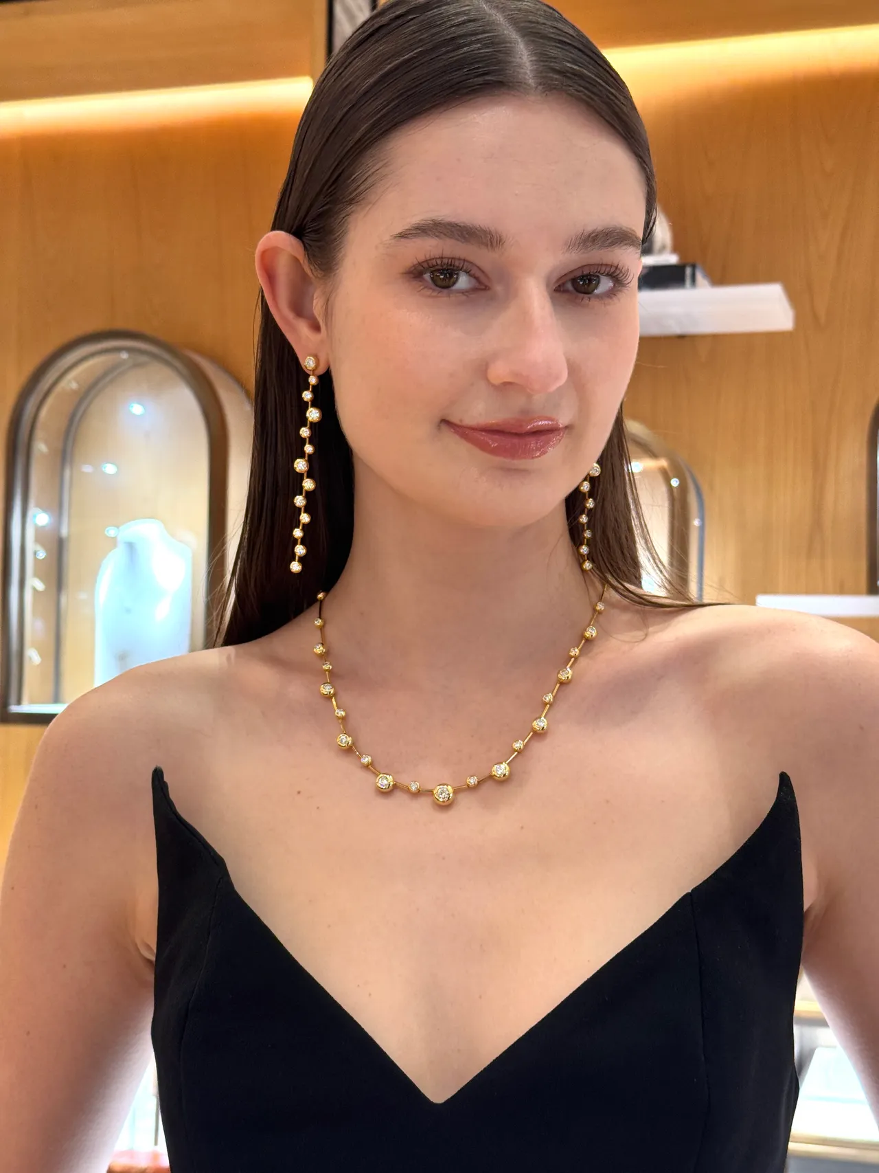 Model示範Hearts On Fire DREAM系列珠寶。張家玲攝