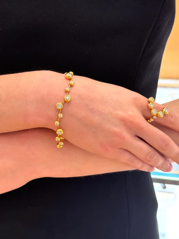 Model示範Hearts On Fire DREAM系列珠寶。張家玲攝