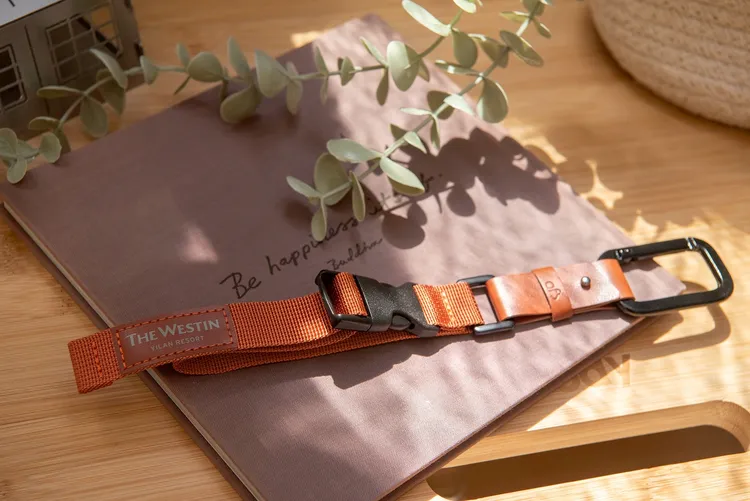 預訂Stay Coody露營慢焙住房假期，贈送Acer Fashion宏碁風尚 聯名萬用行李方扣吊環，以細節延續旅途優雅與從容。業者提供