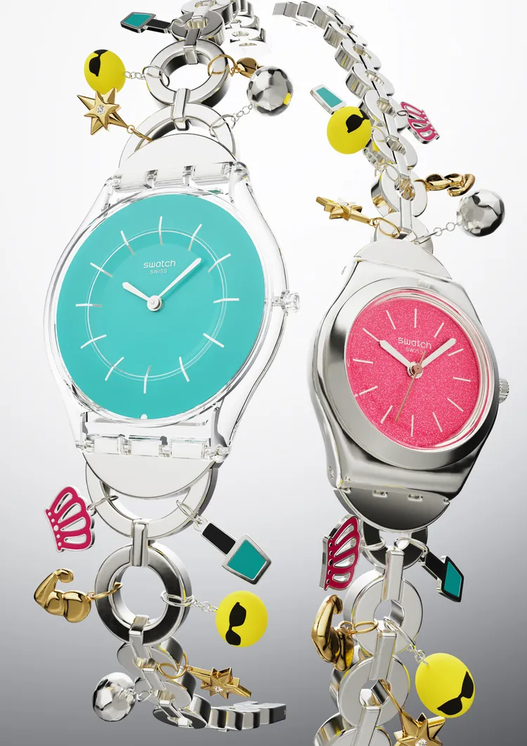 不鏽鋼錶鍊上點綴各種俏皮的表情符號金屬吊飾。品牌提供