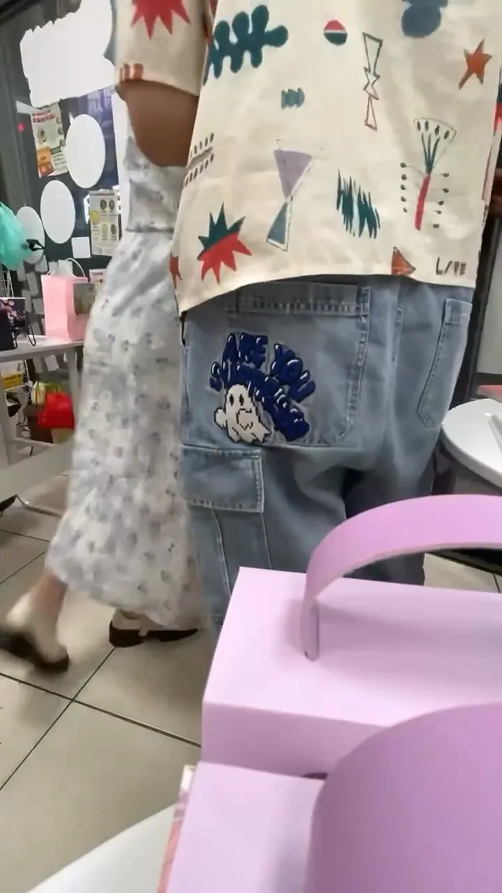 店家人員衝上前用力關上玻璃門，以防止這名男子再度進來騷擾女店員。Threads/originalheart.2024提供