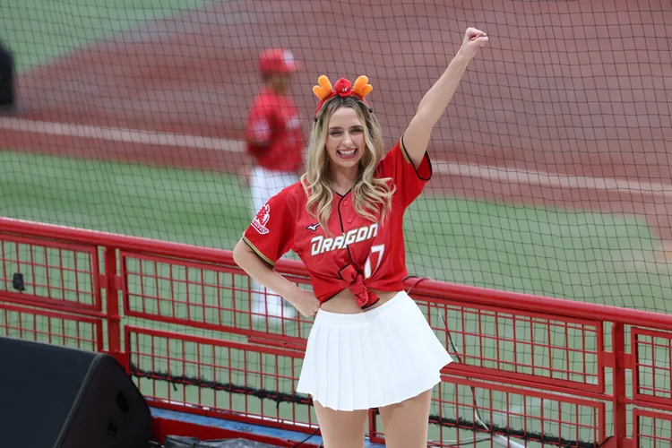 費嫂開球後也在觀眾席應援當起啦啦隊。味全龍提供