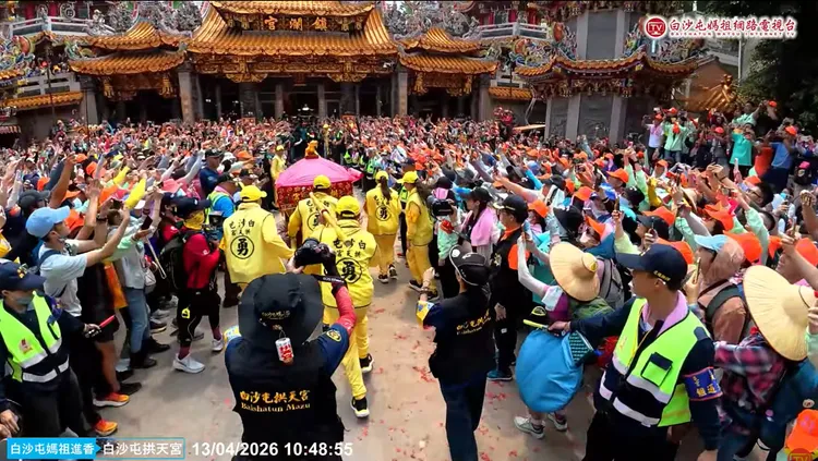 白沙屯媽祖上午衝進大甲鎮瀾宮，與大甲媽祖上演歷史性的「四媽會」。翻攝「白沙屯媽祖網路電視台」