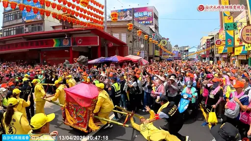 白沙屯媽祖鎮瀾宮前甩尾致轎班跌倒　信徒驚：三媽合轎馬力升級