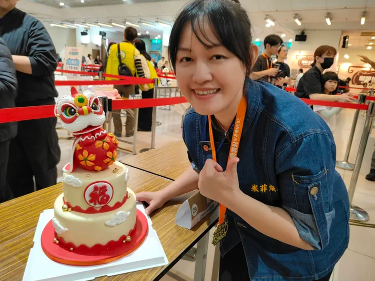 翻糖蛋糕動態組冠軍，由去年冠軍 蘇映帆連任成功，作品名稱「慶」。勞工局提供