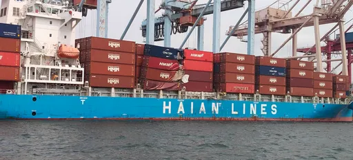 英籍貨櫃船擦撞巴籍貨櫃船！4貨櫃落海　高港公司急派船拖拉固定