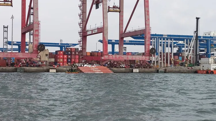 英籍貨櫃輪擦撞巴拿馬籍貨櫃船，造成巴船四只貨櫃落水。翻攝畫面