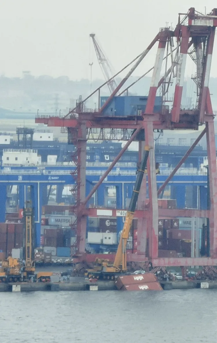 英籍貨櫃輪擦撞巴拿馬籍貨櫃船，造成巴船四只貨櫃落水。翻攝畫面