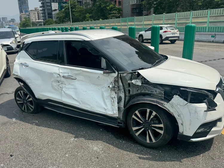 建國高架道路追撞事故，造成5車受損，多人受傷，1女傷勢較重送醫。翻攝畫面