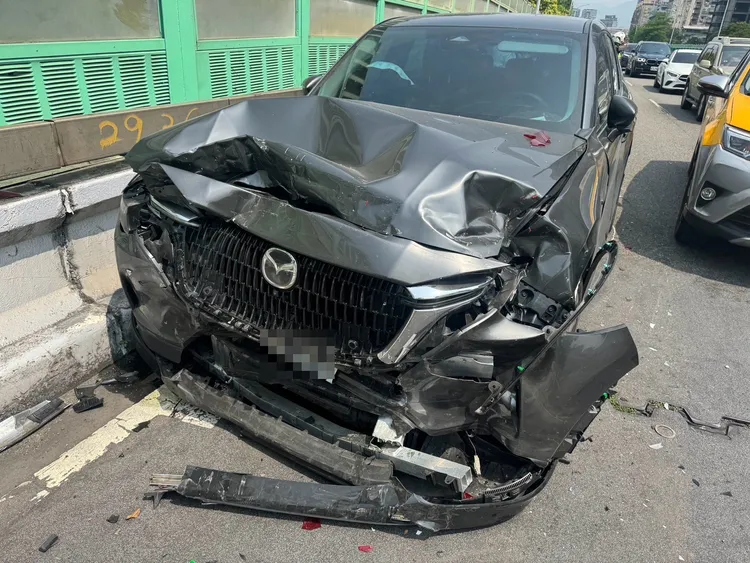 建國高架道路追撞事故，造成5車受損，多人受傷，1女傷勢較重送醫。翻攝畫面