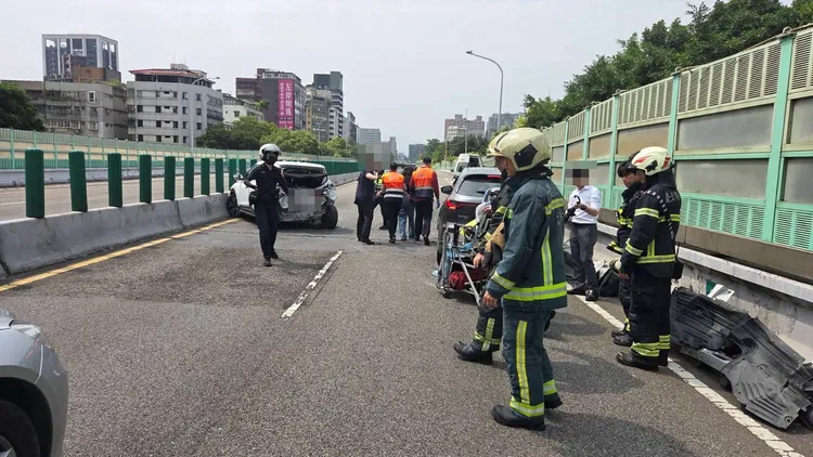 建國高架道路追撞事故，造成5車受損，多人受傷，1女傷勢較重送醫。翻攝畫面