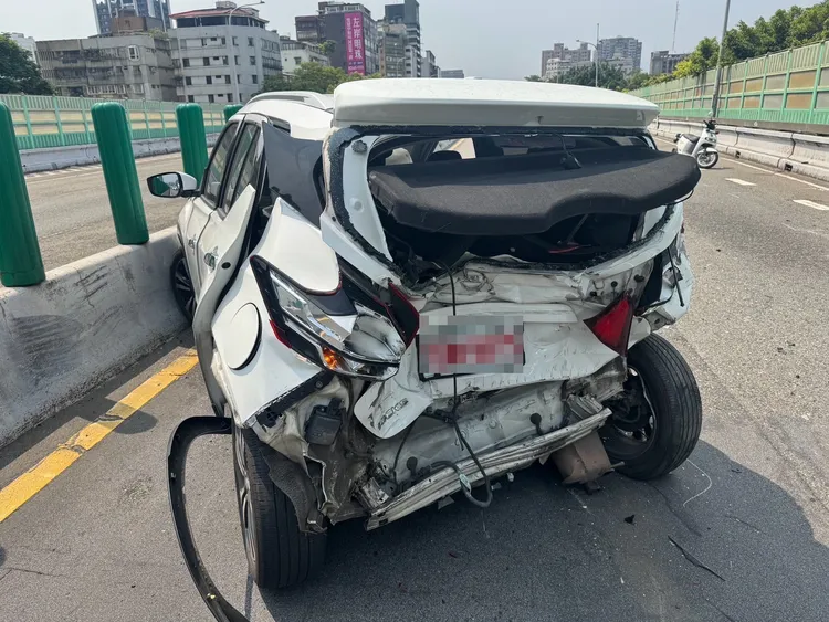 建國高架道路追撞事故，造成5車受損，多人受傷，1女傷勢較重送醫。翻攝畫面