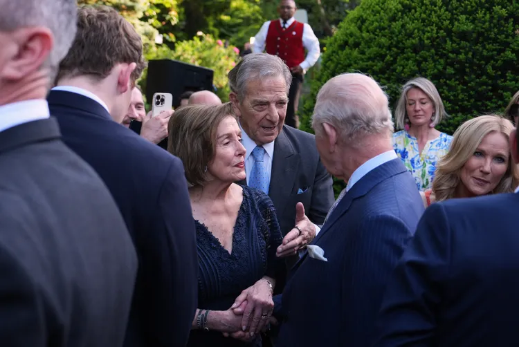 前議長裴洛西（中）受邀參加英國駐美大使館辦的派對。美聯社