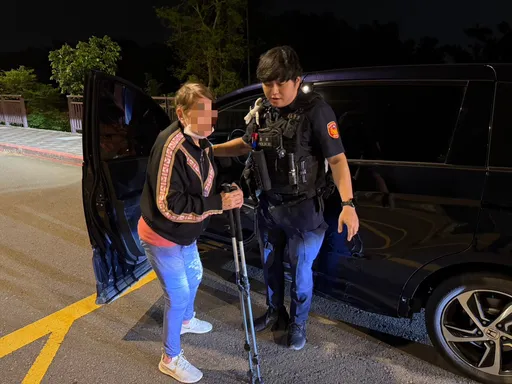 8旬失智嬤開走家人未熄火小客車！　楊梅警緊急攔截救援