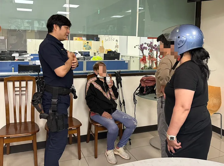 家人前來警所接老婦返家。楊梅警分局提供