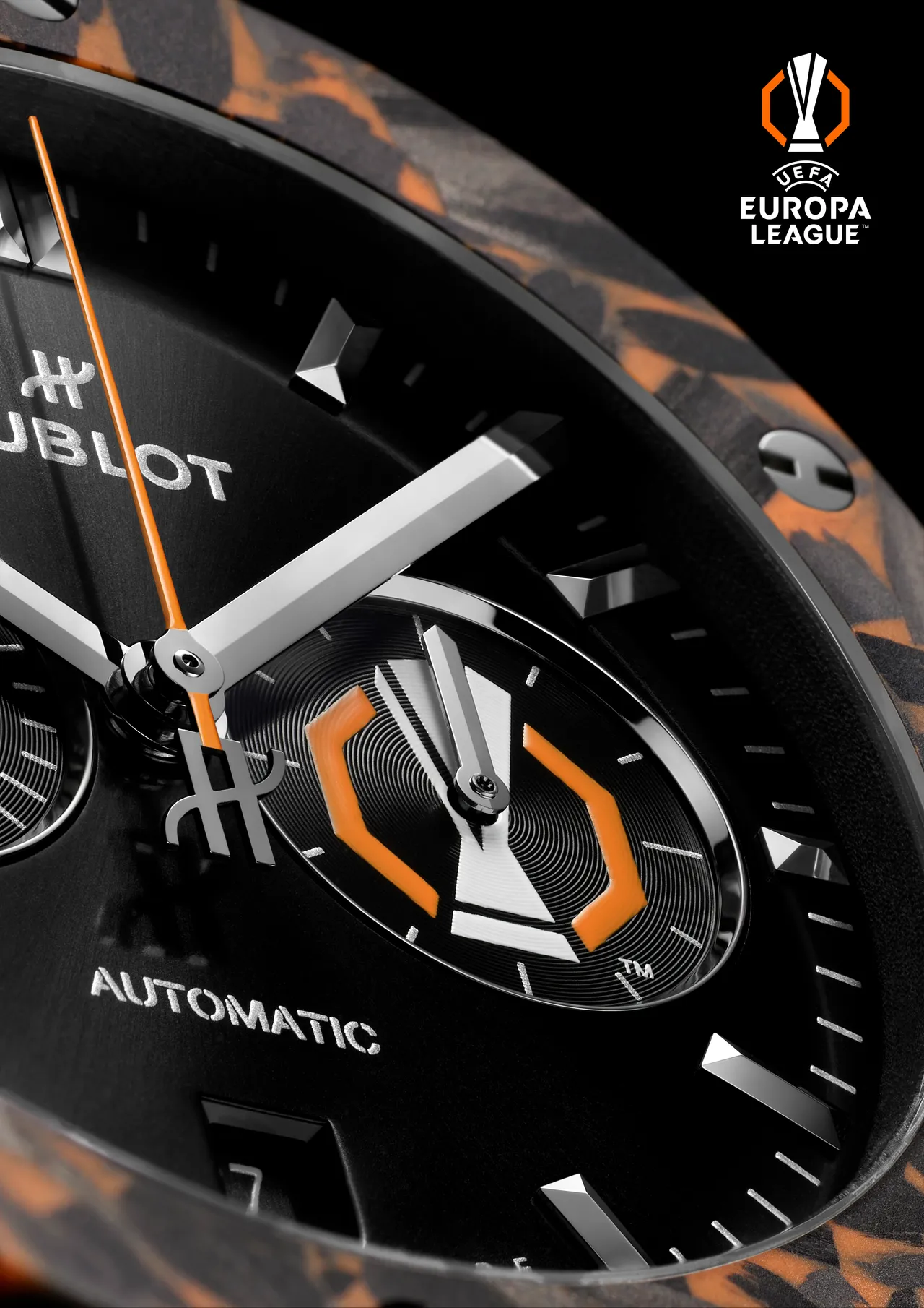 HUBLOT經典融合系列歐足超級聯賽計時碼錶，42mm，緞面及拋光鈦金屬錶殼，緞面黑色太陽紋錶盤，黑色天然橡膠錶帶，HUB1153自動上鍊計時機芯，動力儲存48小時，防水深度50米，限量50只，46萬元。品牌提供