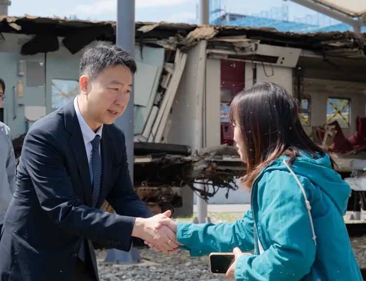 陳世凱向太魯閣事故家屬致意。交通部提供