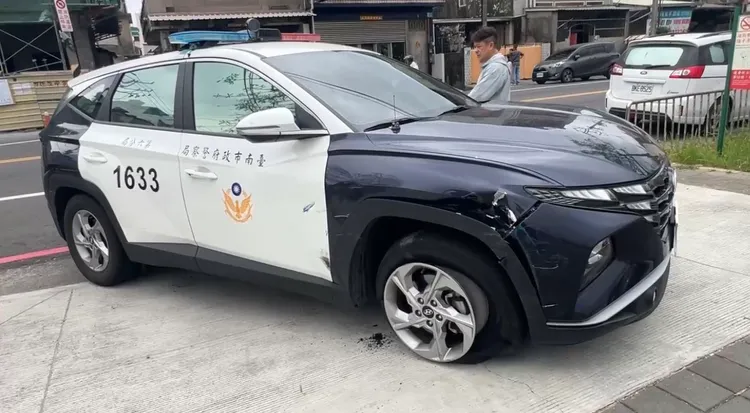 攔阻的警車遭小貨車撞及，前輪爆胎受損。民眾提供