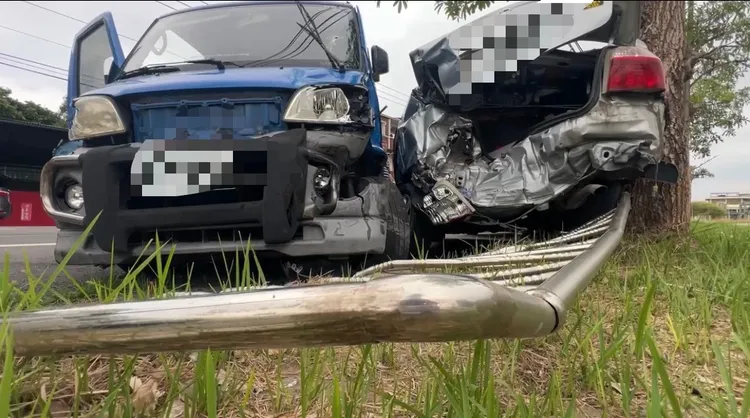 路旁停放的轎車受損嚴重，車主前來收拾十分無奈。民眾提供