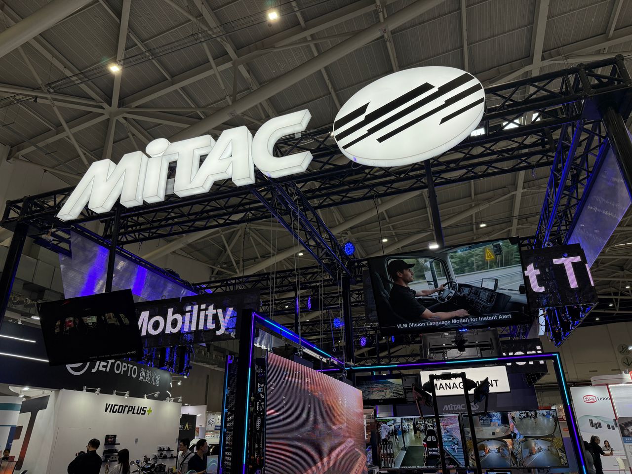 神達數位大秀邊緣AI車用解決方案 強攻智慧車載與車隊管理應用