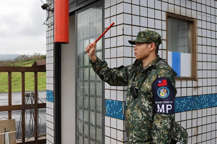當營區大門有不明人士或有無人機襲擾，憲兵衛哨就會敲動警鐘。李俊毅攝
