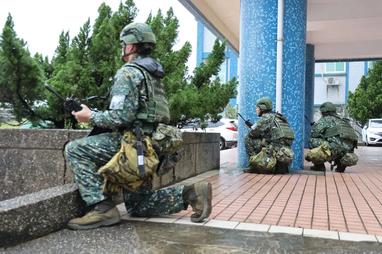 憲兵十二中隊石門分隊衛哨待命班組，進行營區警戒任務。李俊毅攝