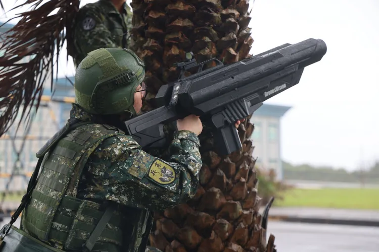 憲兵十二中隊石門分隊衛哨待命班，手持無人機干擾槍對空警戒。李俊毅攝