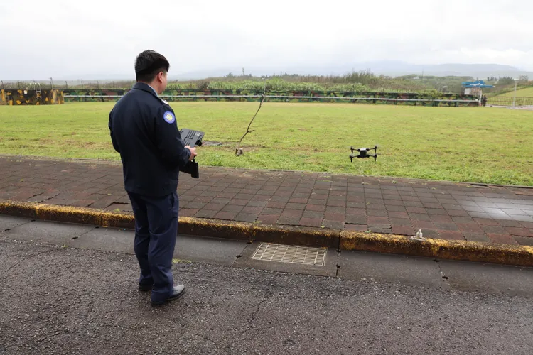 圖為空軍士官兵操作無人機。李俊毅攝