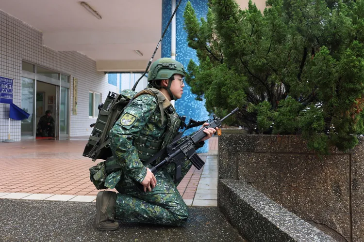 憲兵十二中隊石門分隊衛哨待命班組，進行營區警戒任務。李俊毅攝