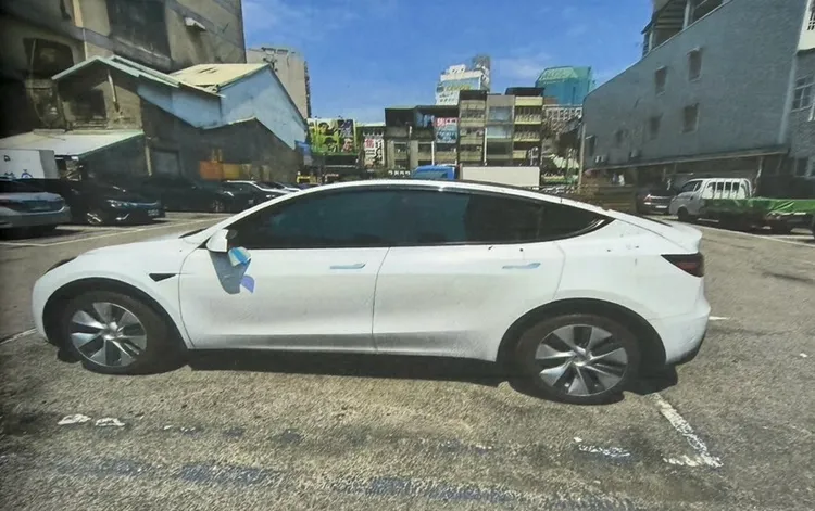 特斯拉停放的車格疑已被塗銷。民眾提供