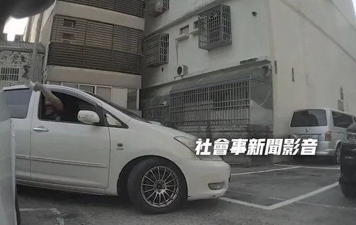 特斯拉停車擋道被潑檳榔渣、毀後照鏡　哨兵模式全都錄