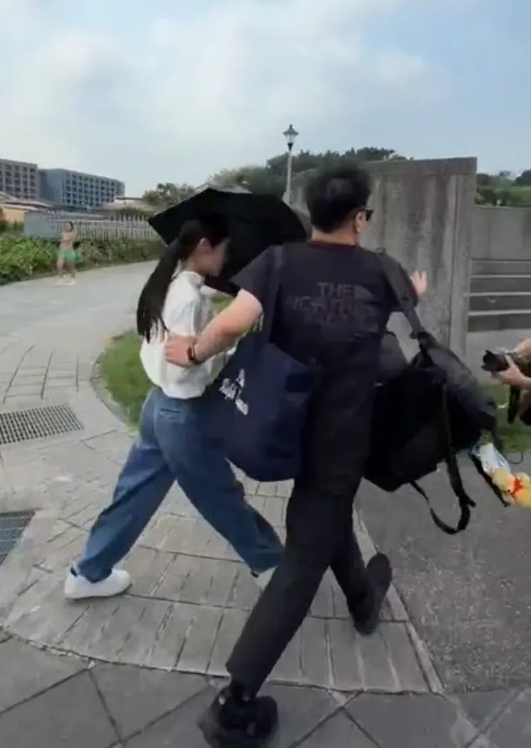 朱海軍由工作人員護駕，小跑步離開。王思穎攝