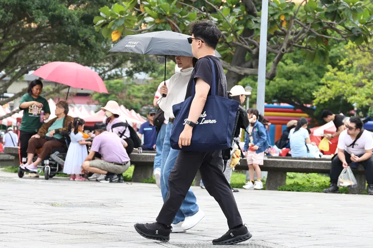 朱海軍和工作人員遠遠看到媒體就開啟戒備模式。攝影中心攝