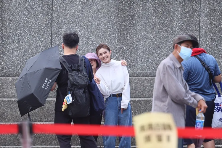 朱海君下台後還和粉絲開心合照，未料稍晚和媒體發生追逐。攝影中心攝