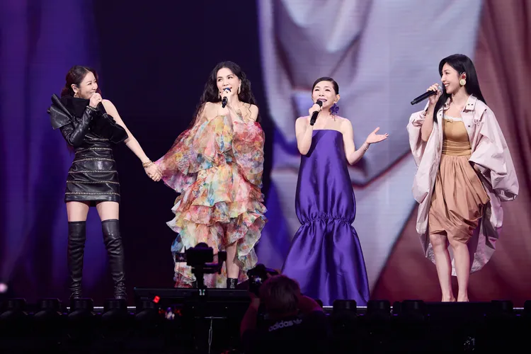 林心如（左起）、Ella、張清芳與楊謹華台上齊跳《來個蹦蹦》。上引娛樂提供