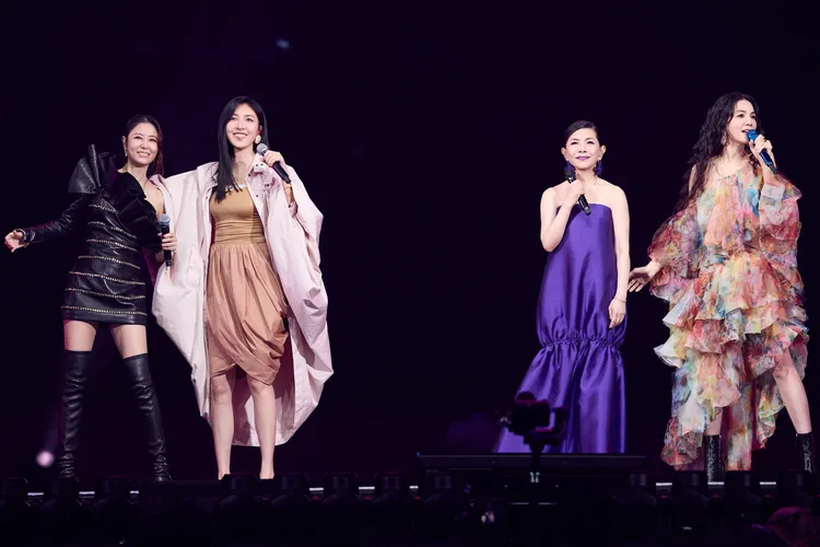 林心如（左起）、楊謹華唱歌離遠遠，張清芳、Ella打趣「不會被拉走」。上引娛樂提供