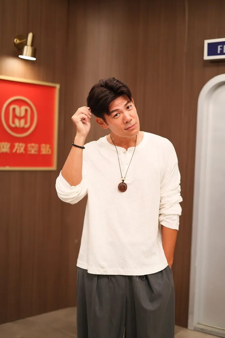 為貼近角色設定，陳志強幾乎素顏上陣、不刻意整理髮型。民視提供