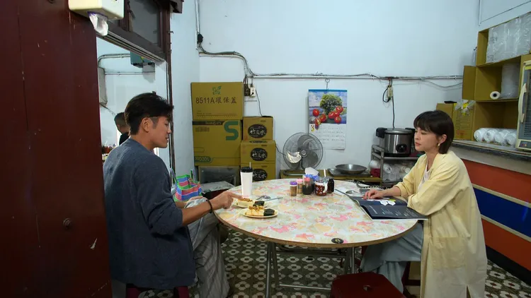 蘇晏霈大啖辣椒料理辣到紅唇腫脹，陳志強在旁看傻眼。民視提供