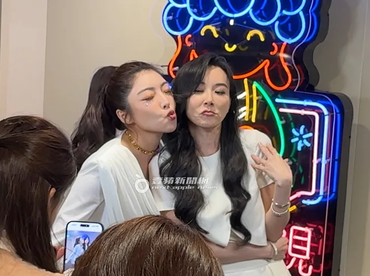 蕭薔（右）在記者會上嘟嘴耍可愛。特勤中心攝