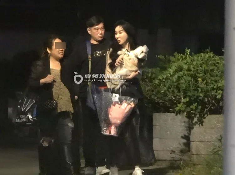 離開工作室後，蕭薔（右）依舊抱著愛犬，護花男仍貼身伺候。特勤中心攝