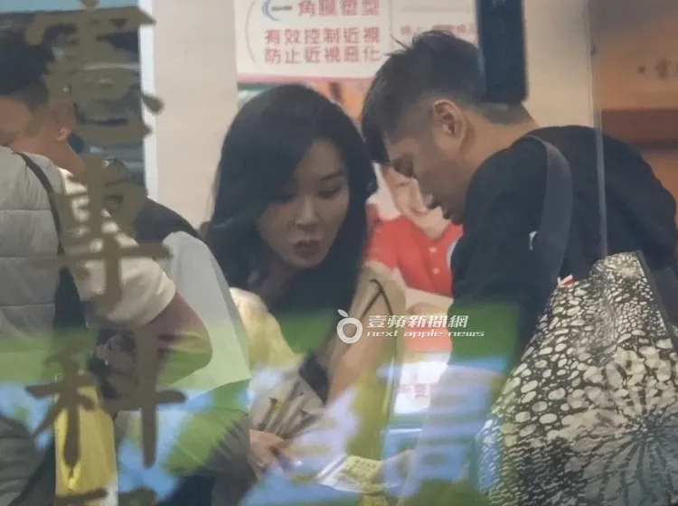 蕭薔（左）和護花男準備掏錢付醫藥費。特勤中心攝