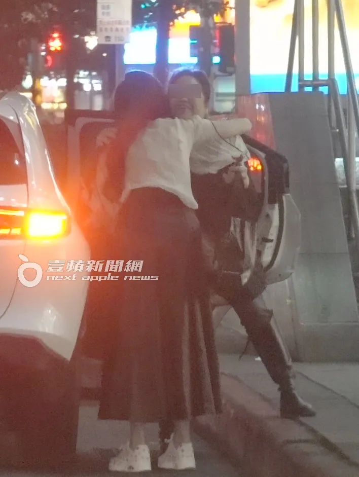蕭薔座駕先到東區捷運站放一女下車，她特意送上擁抱道別。特勤中心攝
