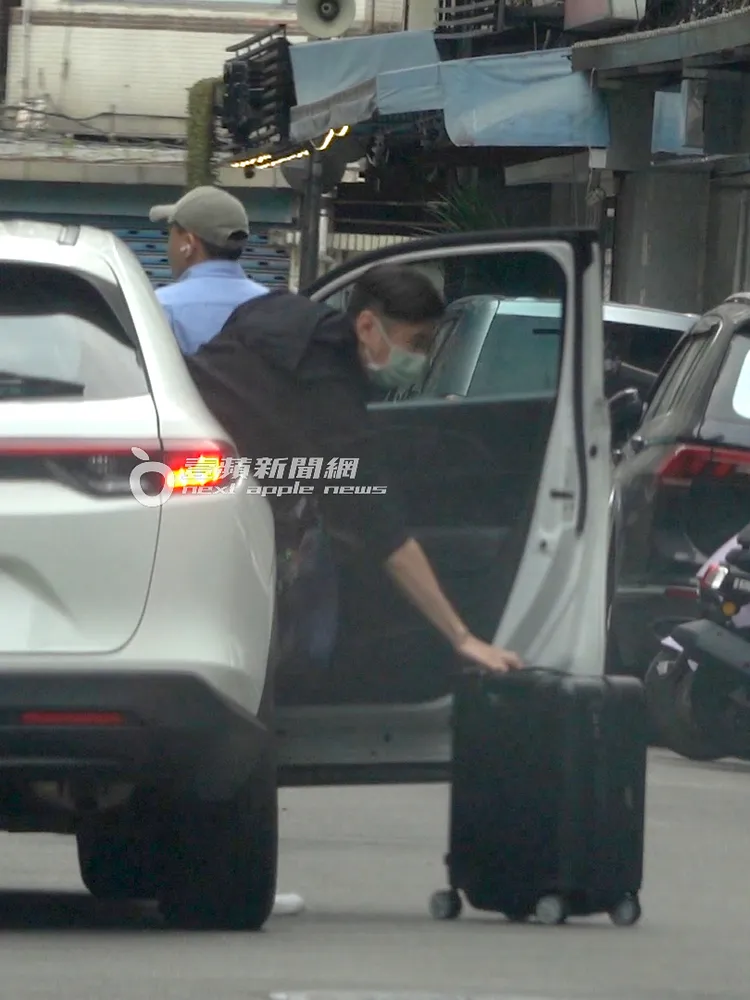 座車抵達目的地後，護花男率先下車搬東西。特勤中心攝