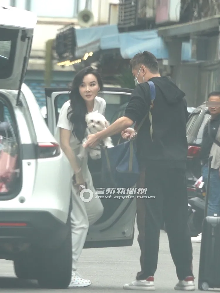 護花男（右）開車門後，打開袋子示意讓蕭薔愛犬進去。特勤中心攝