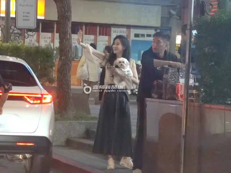 蕭薔（左）開心地向友人們揮手道別，獨留護花男陪同。特勤中心攝