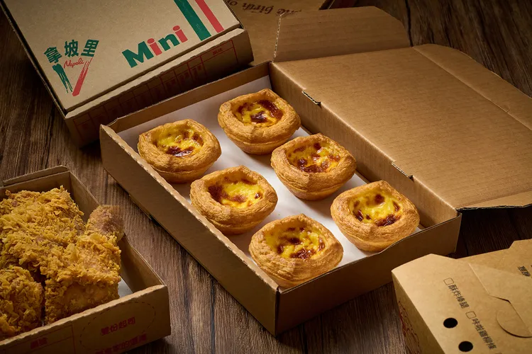 「6塊炸雞送6顆蛋塔」組合原價660元，期間外帶、內用特價390元，可現省270元。拿坡里披薩‧炸雞提供