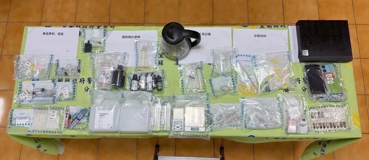 警方在民宅內查獲各式毒品、製毒器具。翻攝照片