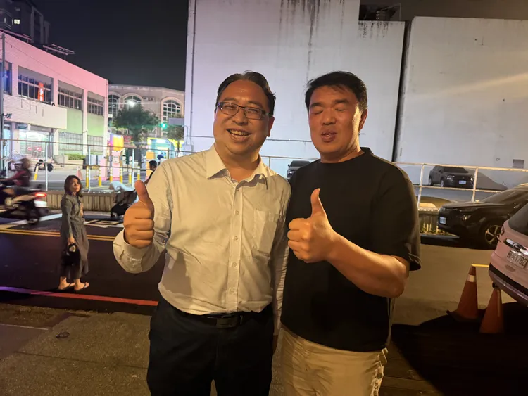 黃世杰與支持者合影。張沛森攝